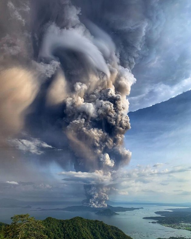 ushte-edna-katastrofa-vulkanot-taal-na-filipinite-ja-pokazha-svojata-razorna-mokj-02.jpg