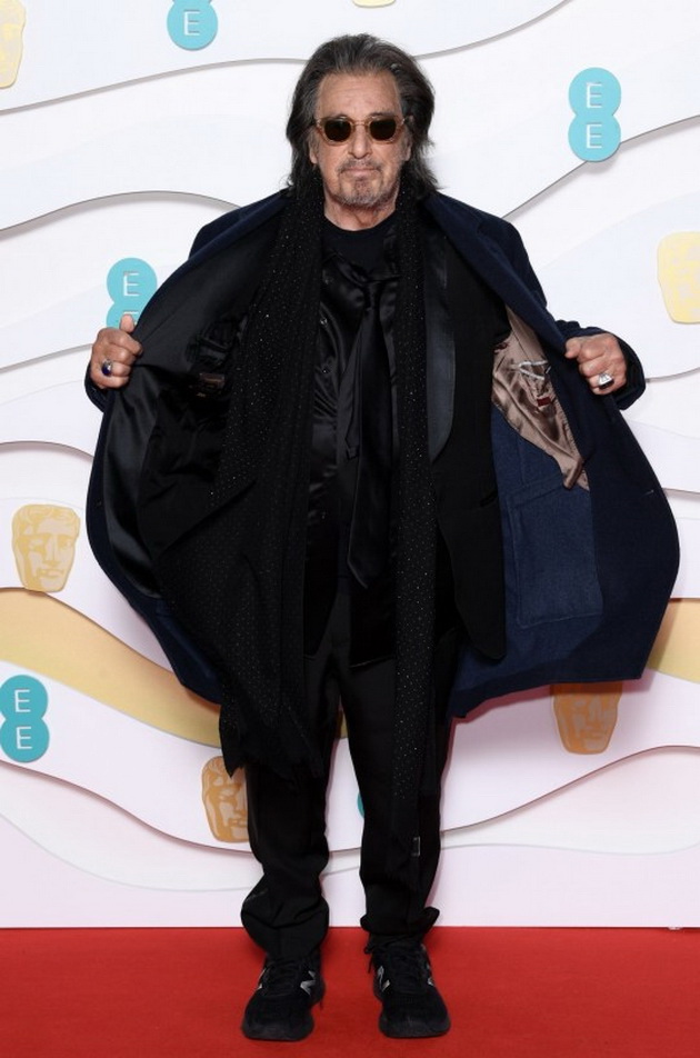 al-pacino-padna-devojkata-mu-pomogna-da-stane-nezgoda-na-crveniot-tepih-na-bafta-foto04.jpg