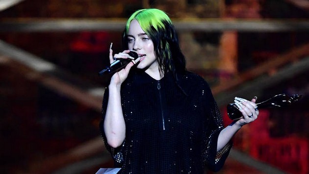 se-chustvuvam-omrazeno-bili-ajlish-vo-solzi-ja-prifati-nagradata-na-brit-awards-04.JPG