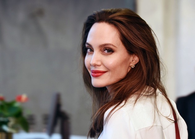 burniot-zhivot-na-angelina-jolie-niz-fotografii-20.JPG