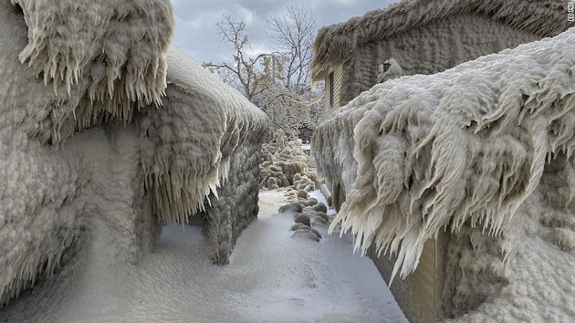 izgleda-interesno-no-e-koshmar-za-zhiveenje-snezhna-bura-zamrznala-kukji-vo-njujork-foto-05.JPG