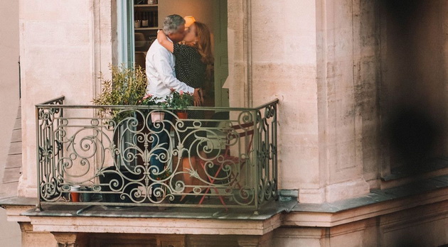 ukraden-moment-od-balkon-vo-pariz-koj-stana-fotka-za-pametenje-1.jpg