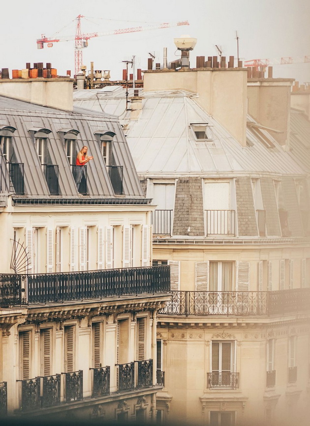 ukraden-moment-od-balkon-vo-pariz-koj-stana-fotka-za-pametenje-3.jpg