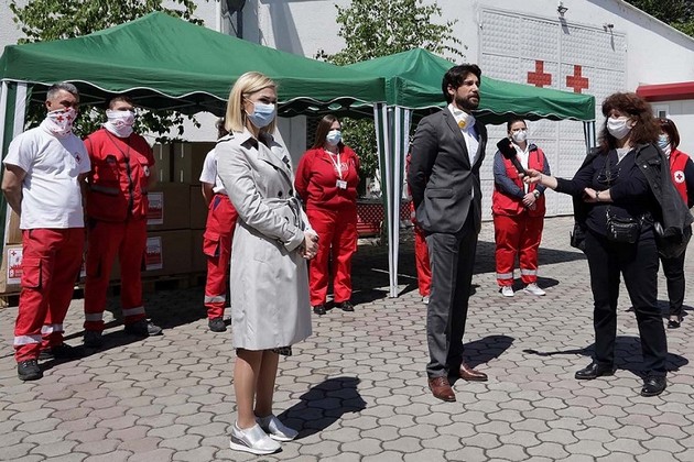 infektivnata-klinika-dobi-donacija-od-crveniot-krst-obezbedena-od-fondacijata-na-coca-cola-i-pivara-skopje-02.jpg