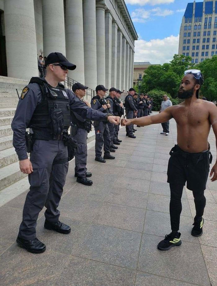 muralot-na-kobi-zachuvan-policajcite-na-kolena-mokjni-momenti-od-protestite-vo-sad-10.jpg