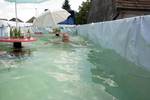 samo-balkanci-se-sposobni-za-vakov-izum-mazh-si-go-pretvoril-kamionot-vo-bazen-foto-03.jpg