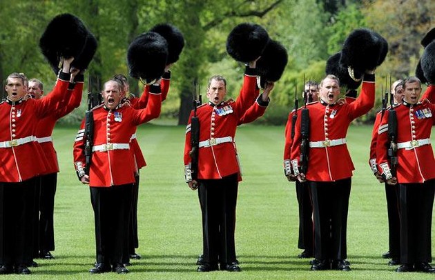 ako-se-nasmevnat-kje-platat-kazna-zabavni-fakti-za-britanskata-kralska-garda-04.jpg