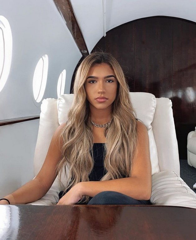 fateni-vo-laga-povekjeto-fotografii-na-influenserkite-vo-privatni-avioni-se-napraveni-vo-studio-06.jpg