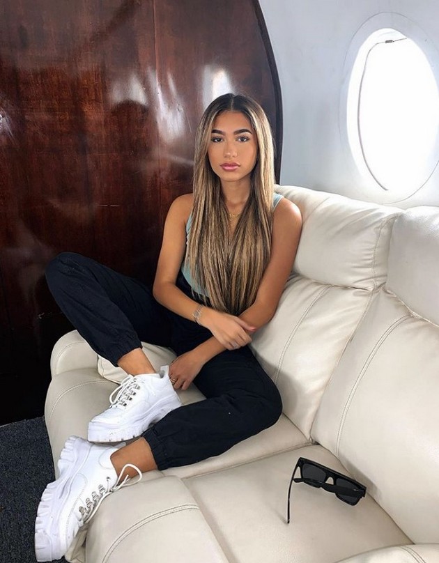 fateni-vo-laga-povekjeto-fotografii-na-influenserkite-vo-privatni-avioni-se-napraveni-vo-studio-07.jpg
