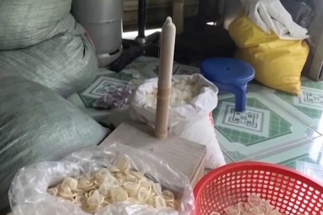 vo-vietnam-konfiskuvani-nad-300-000-iskoristeni-prezervativi-ischisteni-i-podgotveni-za-prodazhba-03.jpg