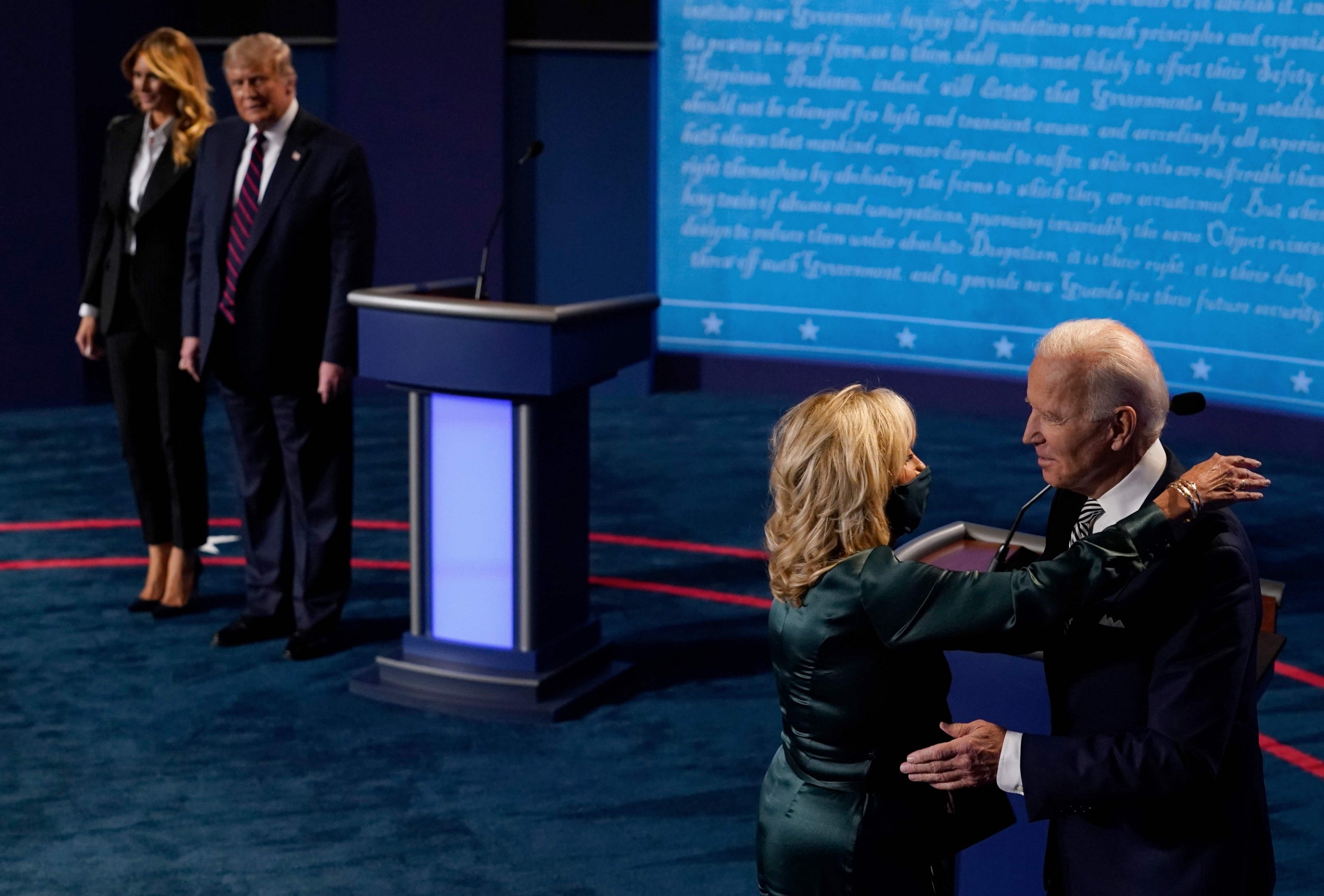 kako-donald-se-pozdravuva-so-melanija-posle-debata-a-kako-negoviot-protivnik-so-soprugata-1.jpg