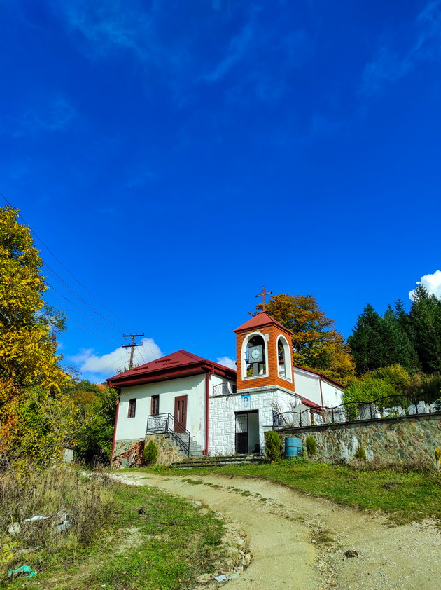 par-ja-istrazhuva-makedonija-spiejkji-vo-kombe-krushevo-e-raj-za-kamperi-n-docheka-esenska-idila-foto-17.jpg