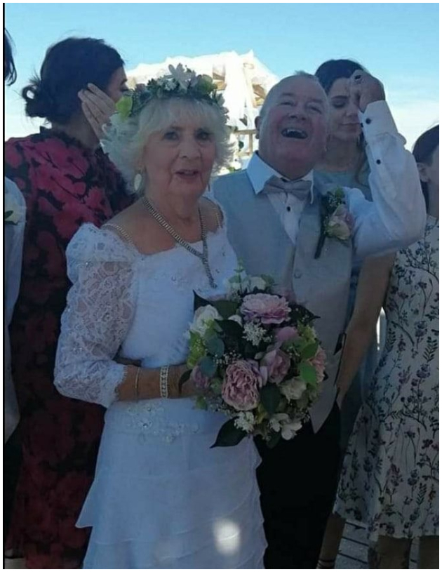 svadba-na-plazha-vo-pefkohori-nevestata-ima-83-godini-foto-4.jpg