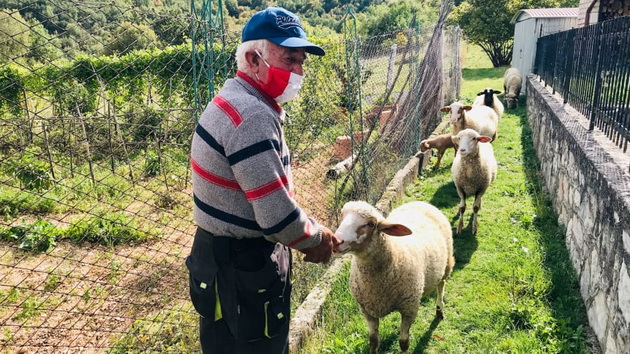 vaka-se-pocituvaat-merki-italijansko-selo-ima-samo-dvajca-ziteli-i-dvajcata-nosat-maski-04.jpg