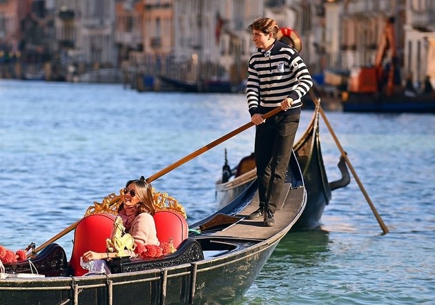 bajkovita-ljubovna-prikazna-vo-venecija-50-godishna-voditelka-od-anglija-se-vljubila-vo-23-godishen-gondolier-foto-05.jpg