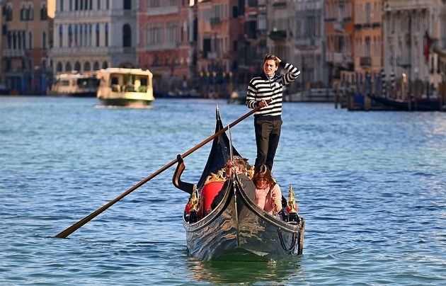 bajkovita-ljubovna-prikazna-vo-venecija-50-godishna-voditelka-od-anglija-se-vljubila-vo-23-godishen-gondolier-foto-09.jpg