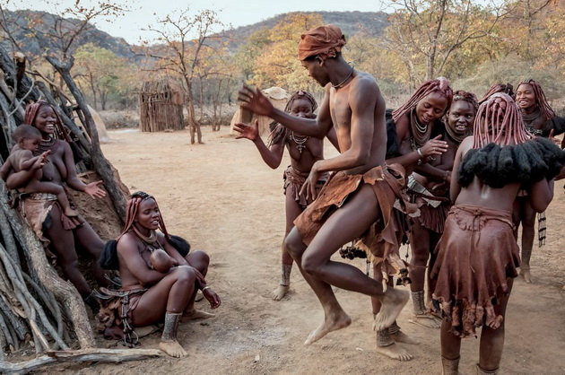 site-se-toples-zenite-spijat-so-gostinot-interesni-fakti-za-najubavoto-afrikansko-pleme-himba-02.jpg