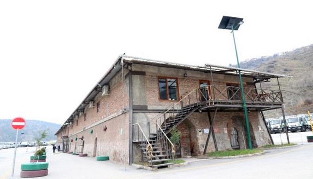 sobirachi-na-otpad-od-ankara-napravile-biblioteka-od-knigite-shto-lugjeto-gi-frlaat-04.jpg