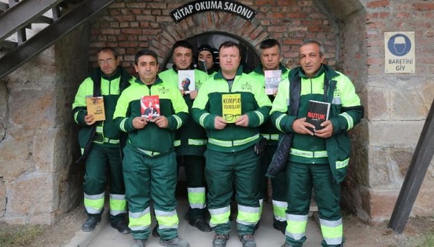 sobirachi-na-otpad-od-ankara-napravile-biblioteka-od-knigite-shto-lugjeto-gi-frlaat-05.jpg