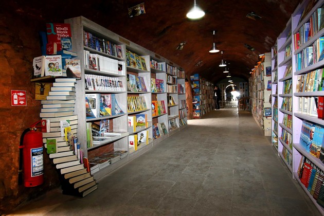 sobirachi-na-otpad-od-ankara-napravile-biblioteka-od-knigite-shto-lugjeto-gi-frlaat-06.jpg