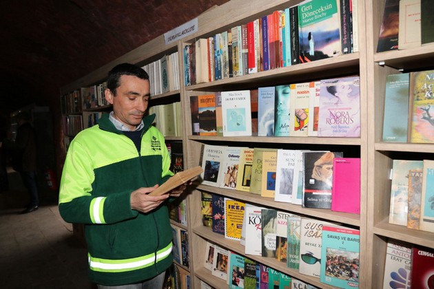 sobirachi-na-otpad-od-ankara-napravile-biblioteka-od-knigite-shto-lugjeto-gi-frlaat-07.jpg