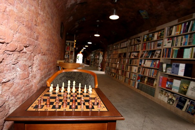 sobirachi-na-otpad-od-ankara-napravile-biblioteka-od-knigite-shto-lugjeto-gi-frlaat-08.jpg