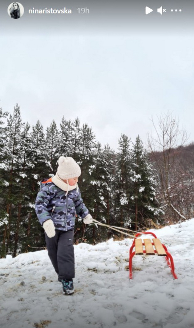 borko-ristovski-so-soprugata-i-sincheto-uzhiva-vo-snezhnata-idila-vo-mavrovo-foto-04.jpg