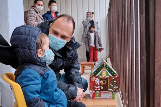 dedo-mraz-na-pozharnikarski-skali-gi-iznenadi-dechinjata-na-detskata-klinika-vo-skopje-06.jpg