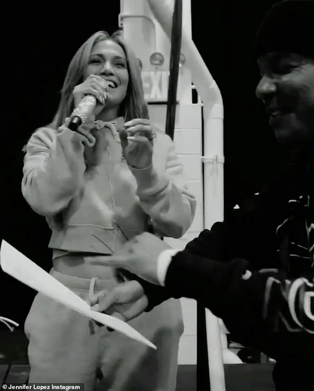 dzhej-lo-povtorno-so-chantata-od-krokodilska-kozha-se-podgotvuva-za-nastapot-za-novogodishnata-nokj-objavi-video-od-probite-06.jpg