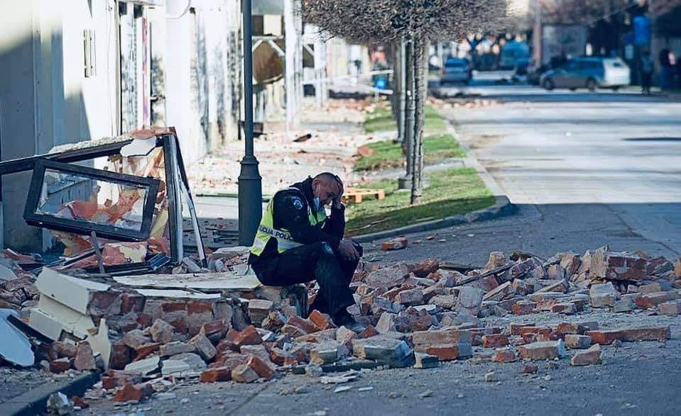 emotivna-fotka-od-tatko-i-sin-spaseni-jelena-jovanova-psihichki-oshtetena-posledici-od-zemjotresot-od-6-3-stepeni-vo-hrvatska-08.jpg