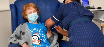 istoriski moment 90 godishna britanka prva ja primi vakcinata na pfizer 01 povekje