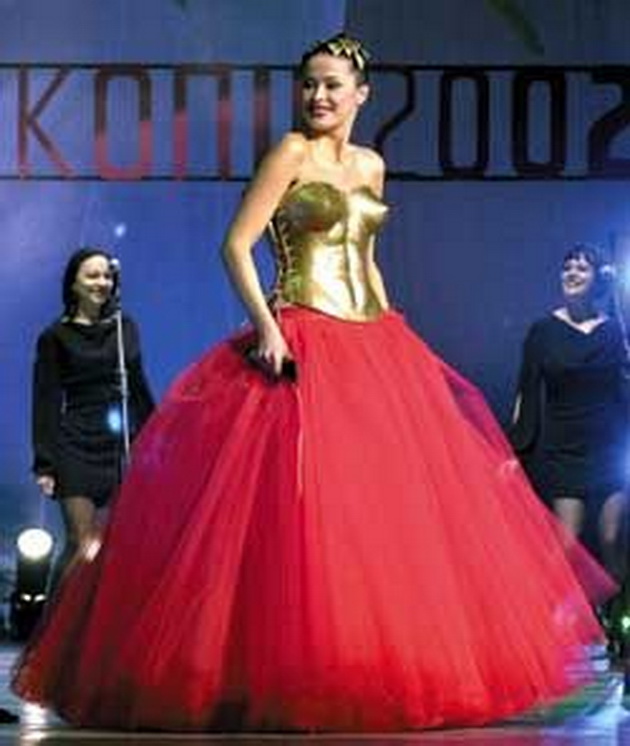 kim-kardashijan-so-korset-so-muskuli-kako-karolina-gocheva-pred-18-godini-05.jpg