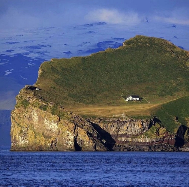 koja-e-prikaznata-zad-najosamenata-kukja-vo-svetot-na-mal-ostrov-vo-island-foto-02.jpg