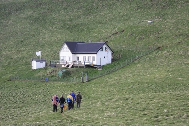 koja-e-prikaznata-zad-najosamenata-kukja-vo-svetot-na-mal-ostrov-vo-island-foto-04.jpg