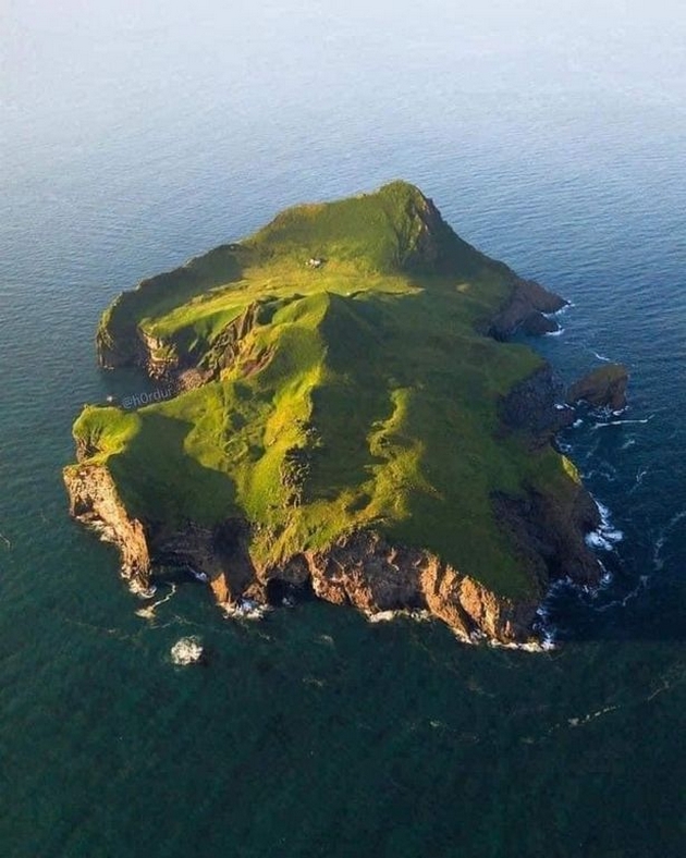 koja-e-prikaznata-zad-najosamenata-kukja-vo-svetot-na-mal-ostrov-vo-island-foto-06.jpg