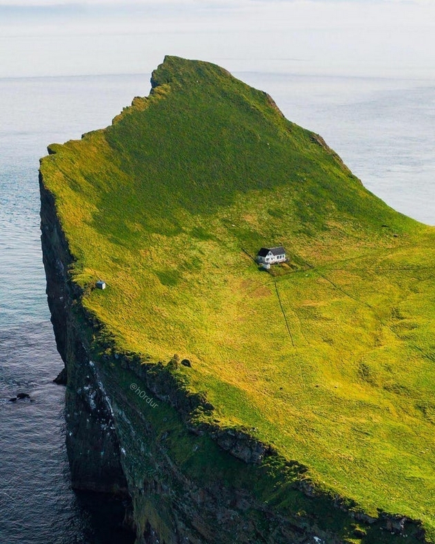 koja-e-prikaznata-zad-najosamenata-kukja-vo-svetot-na-mal-ostrov-vo-island-foto-08.jpg