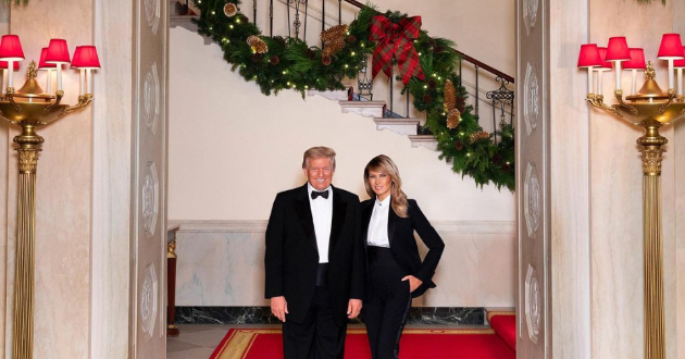 melanija-i-donald-tramp-poziraat-za-bozhikjniot-portret-za-ovaa-godina-vo-ista-modna-kombinacija-foto-01.jpg