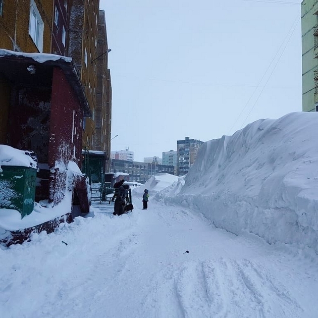 norilsk-najseverniot-grad-vo-rusija-izgleda-volshebno-posle-5-dnevnata-snezhna-bura-foto-06.jpg