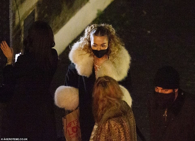 rita-ora-si-organizira-rodendenska-zabava-vo-restoran-ne-otvorale-na-policijata-gostite-vleguvale-od-zadnata-vrata-foto-02.jpg