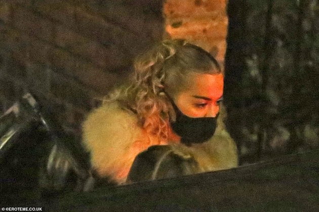 rita-ora-si-organizira-rodendenska-zabava-vo-restoran-ne-otvorale-na-policijata-gostite-vleguvale-od-zadnata-vrata-foto-07.jpg