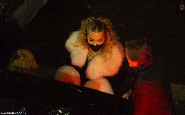 rita-ora-si-organizira-rodendenska-zabava-vo-restoran-ne-otvorale-na-policijata-gostite-vleguvale-od-zadnata-vrata-foto-09.jpg