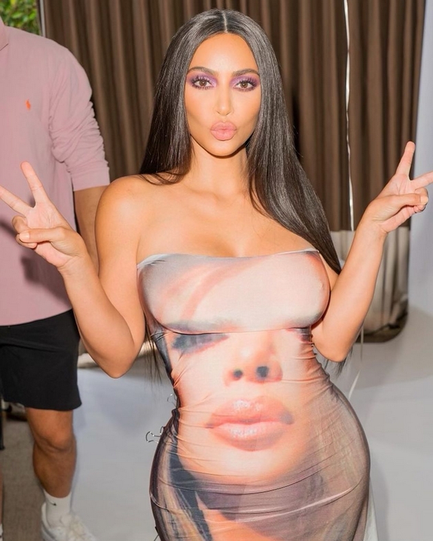 samo-kim-kardashijan-se-osmeluva-da-nosi-fustan-so-nejziniot-lik-02.jpg