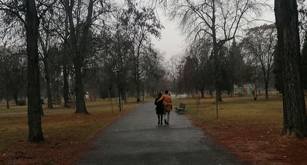 vo-gradskiot-park-vo-skopje-par-shetashe-na-dozhd-bez-chador-kako-svetot-da-soprel-za-niv-ete-takva-ljubov-01.jpg