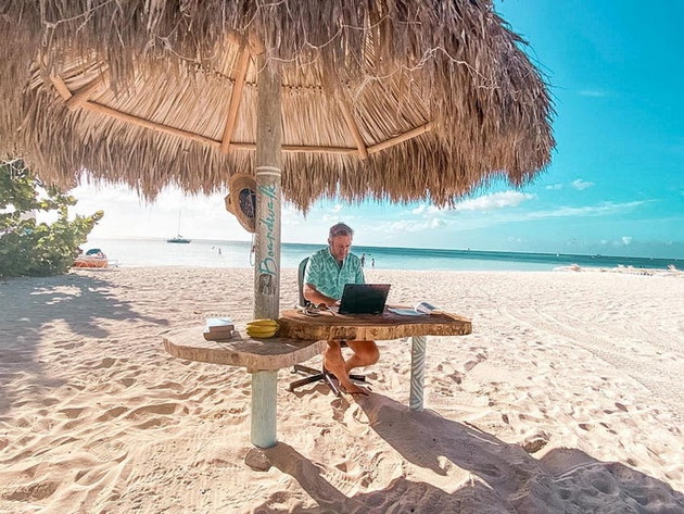 aruba-plaza-tirkiz-sonce-hotel-vi-nudi-sovrsena-kancelarija-za-rabota-od-doma07.jpg