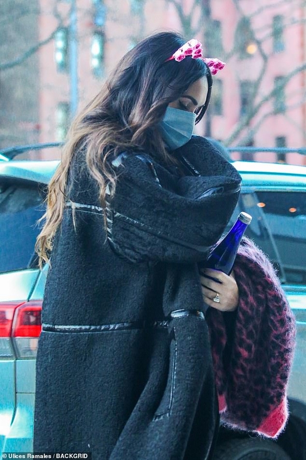 megan-foks-gi-razgori-glasinite-za-svrshuvachka-se-pojavi-so-golem-dijamantski-prsten-na-rakata-foto-06.jpg