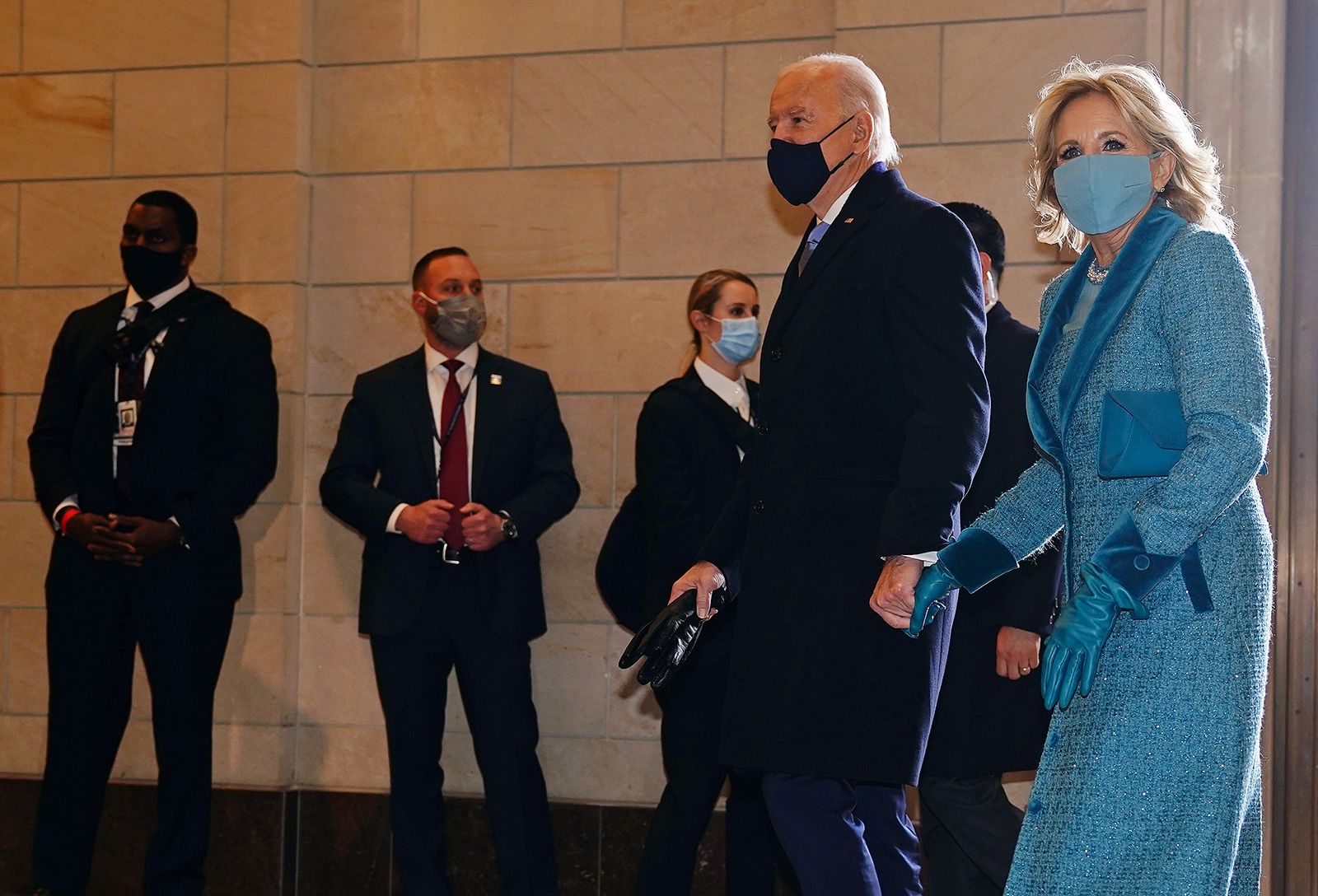 prvi-fotki-od-inauguracijata-djo-bajden-polozhi-zakletva-prvata-dama-e-elegantna-vo-sin-autfit-06.jpg