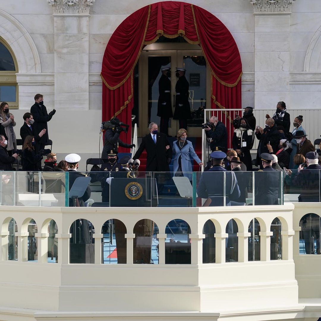 prvi-fotki-od-inauguracijata-djo-bajden-polozhi-zakletva-prvata-dama-e-elegantna-vo-sin-autfit-17.jpg