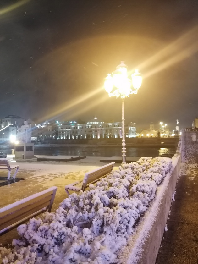 skopjani-mu-se-izraduvaa-na-prviot-sneg-atmosferata-na-ploshtadot-makednija-foto-08.jpg