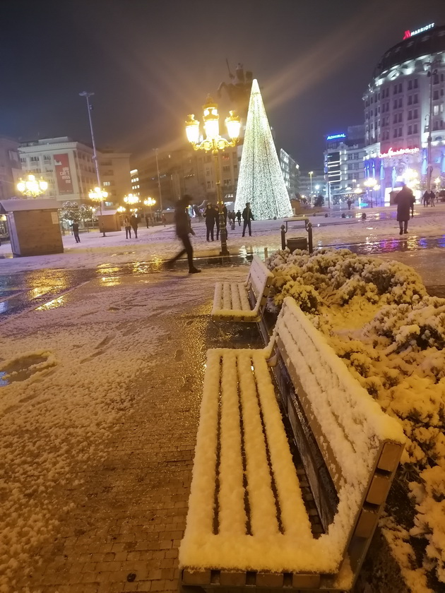 skopjani-mu-se-izraduvaa-na-prviot-sneg-atmosferata-na-ploshtadot-makednija-foto-12.jpg