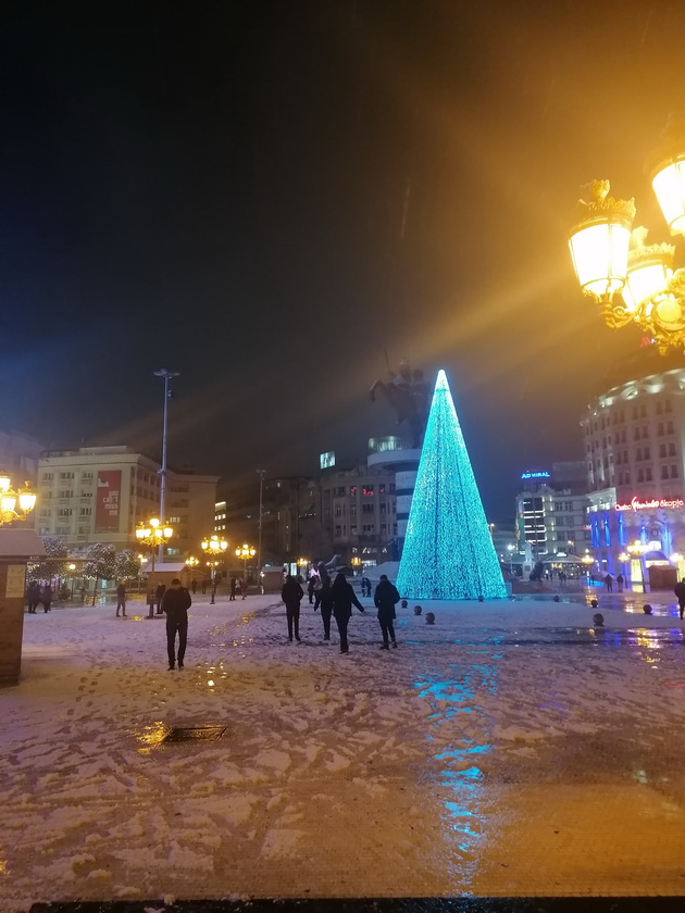 skopjani-mu-se-izraduvaa-na-prviot-sneg-atmosferata-na-ploshtadot-makednija-foto-13.jpg